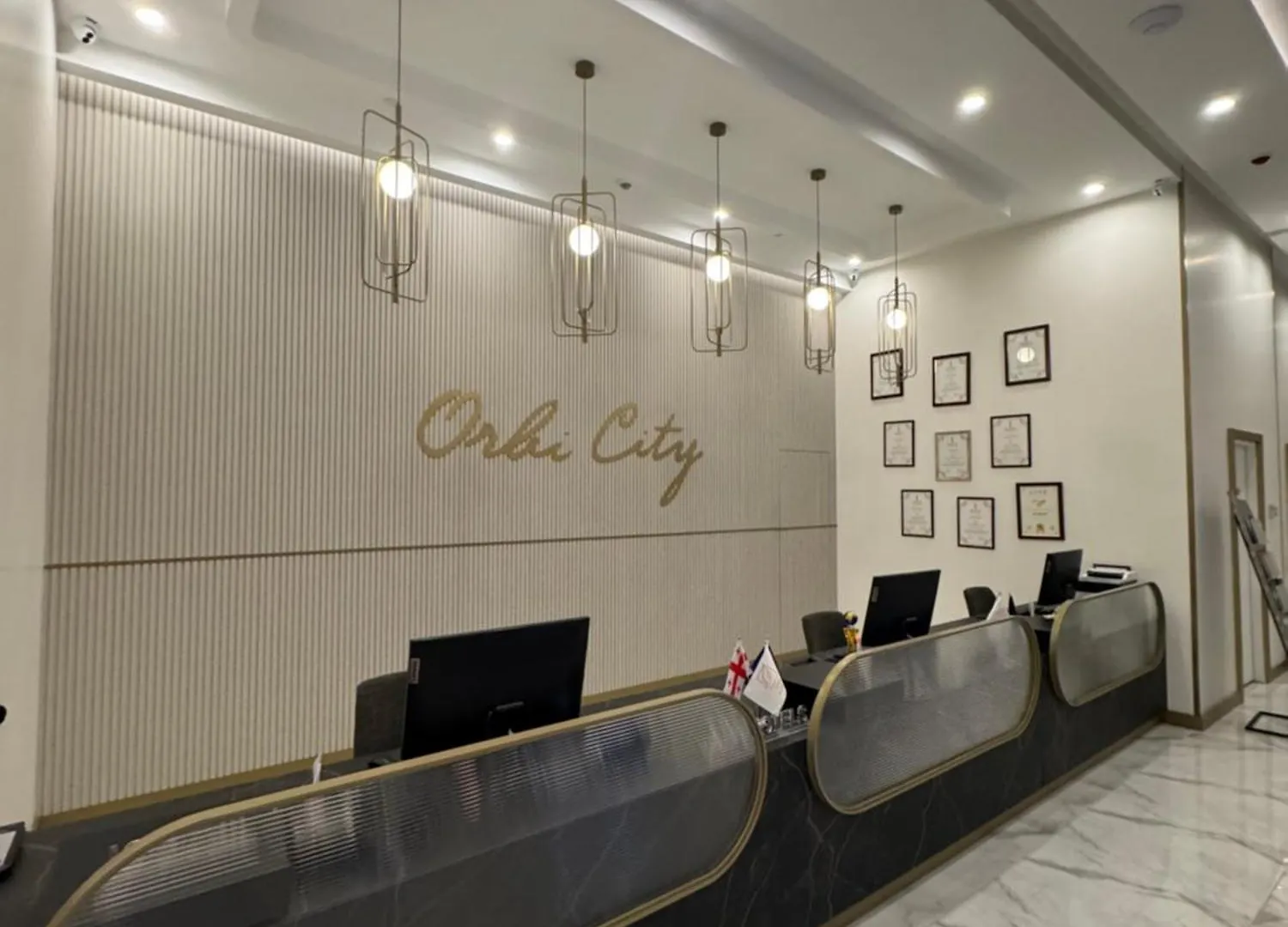 ホテル New Orbi City Center バトゥーミ